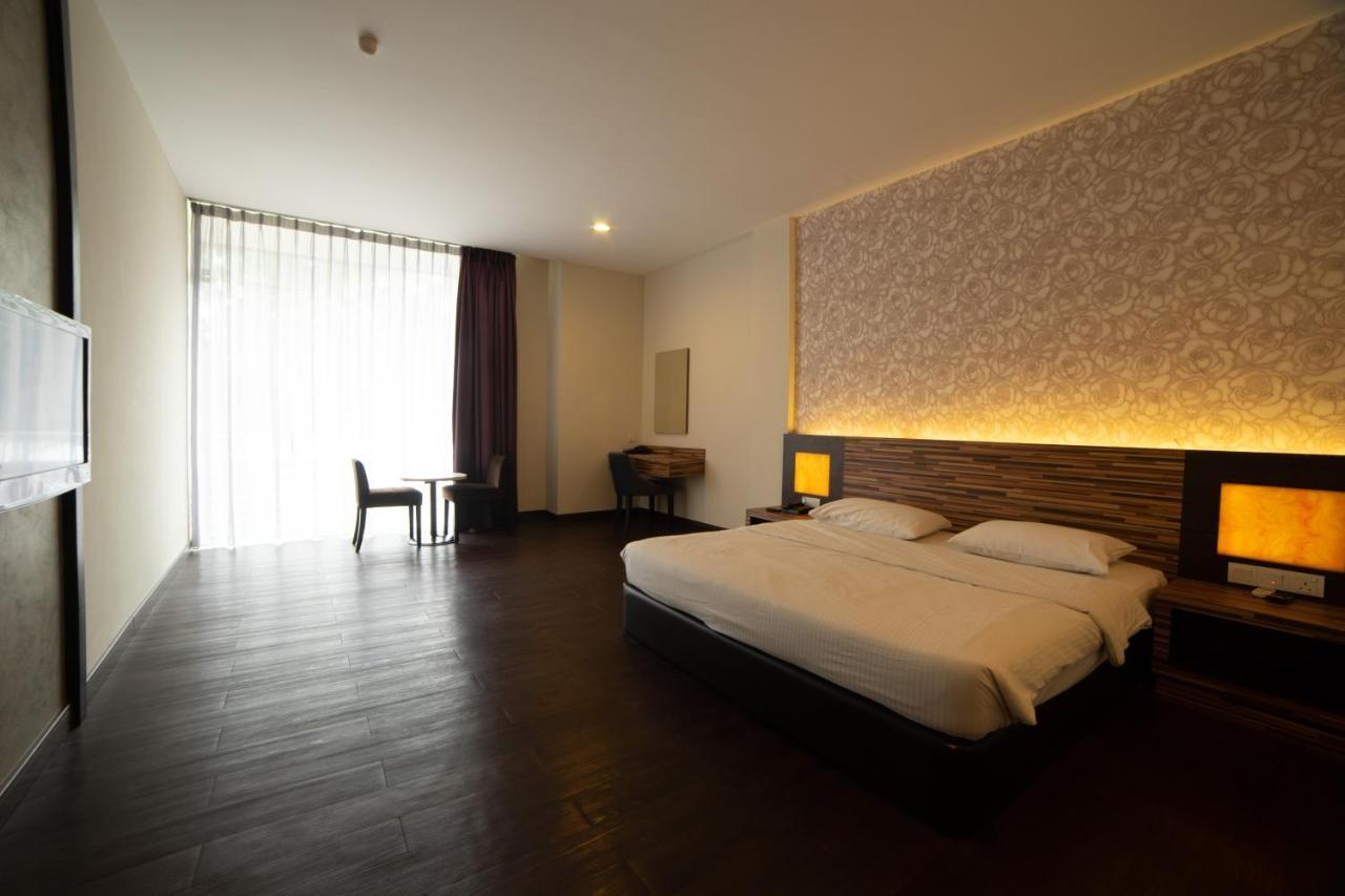 Waterfront Boutique Hotel Порт-Диксон Экстерьер фото