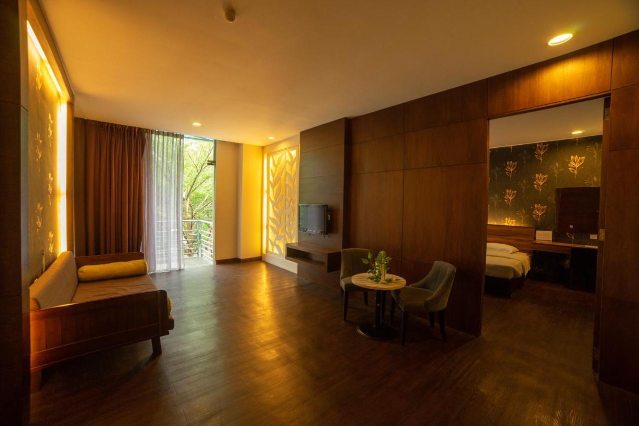 Waterfront Boutique Hotel Порт-Диксон Экстерьер фото