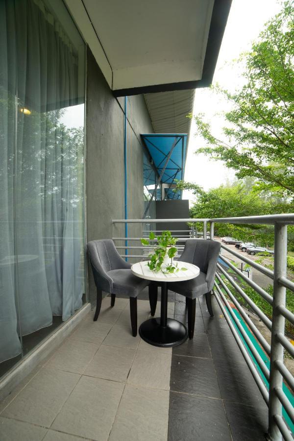 Waterfront Boutique Hotel Порт-Диксон Экстерьер фото