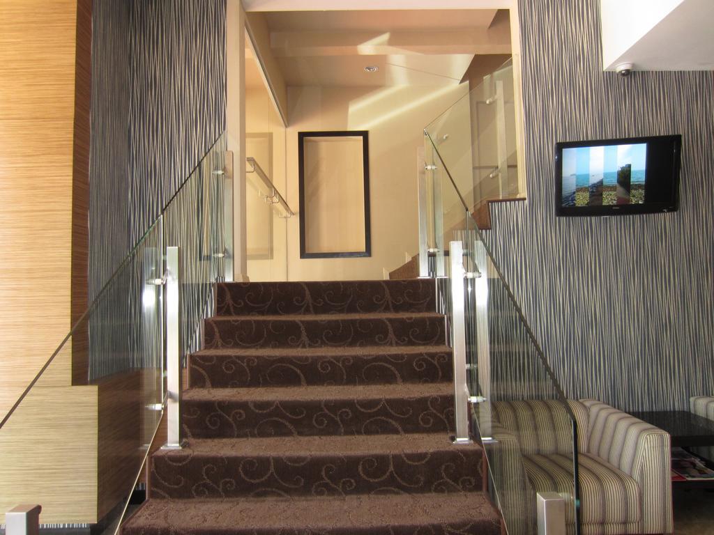 Waterfront Boutique Hotel Порт-Диксон Экстерьер фото