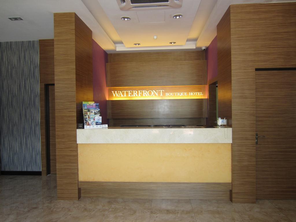 Waterfront Boutique Hotel Порт-Диксон Экстерьер фото