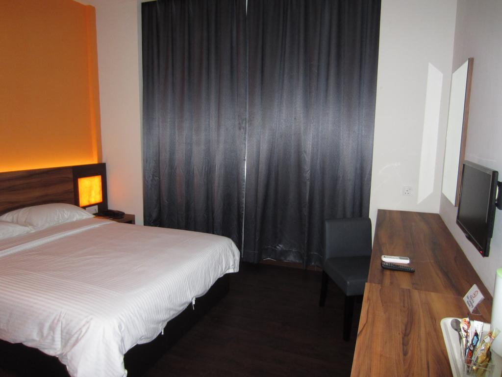 Waterfront Boutique Hotel Порт-Диксон Экстерьер фото