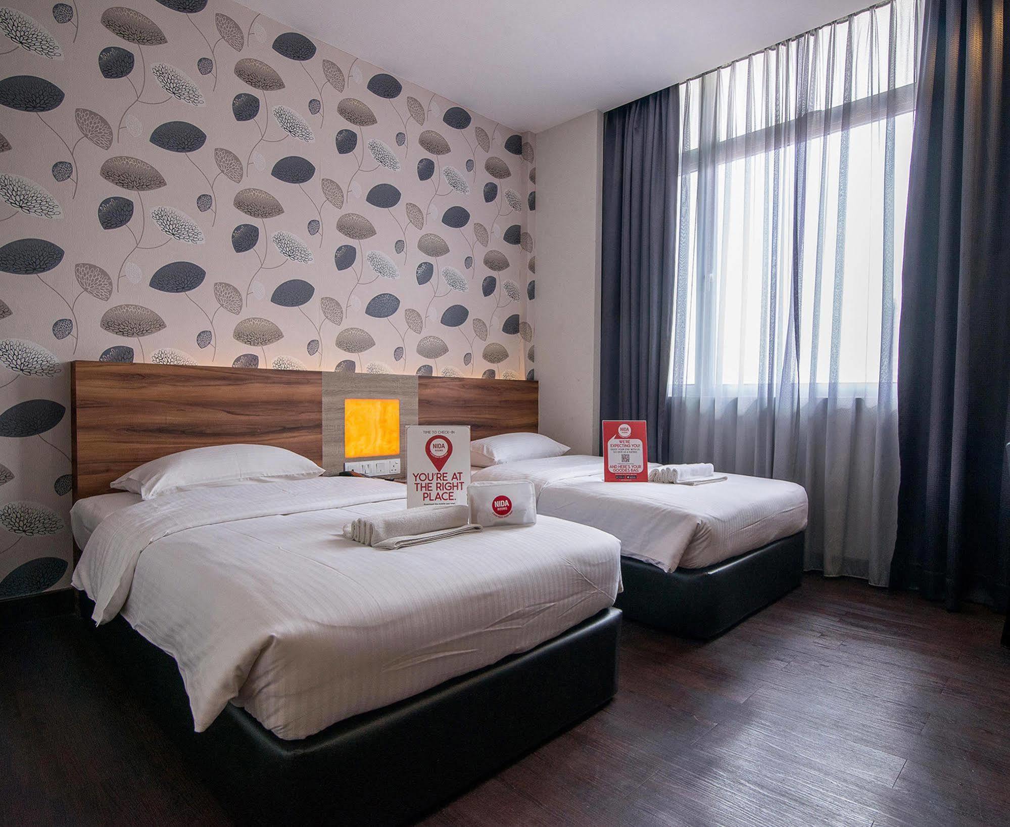 Waterfront Boutique Hotel Порт-Диксон Экстерьер фото