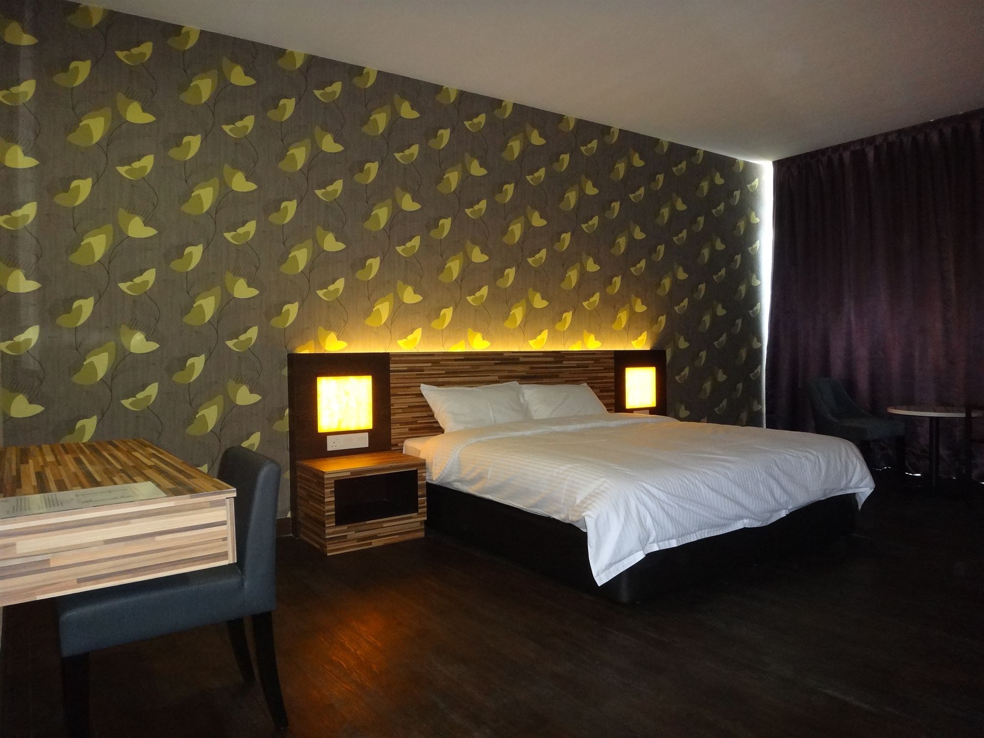Waterfront Boutique Hotel Порт-Диксон Экстерьер фото