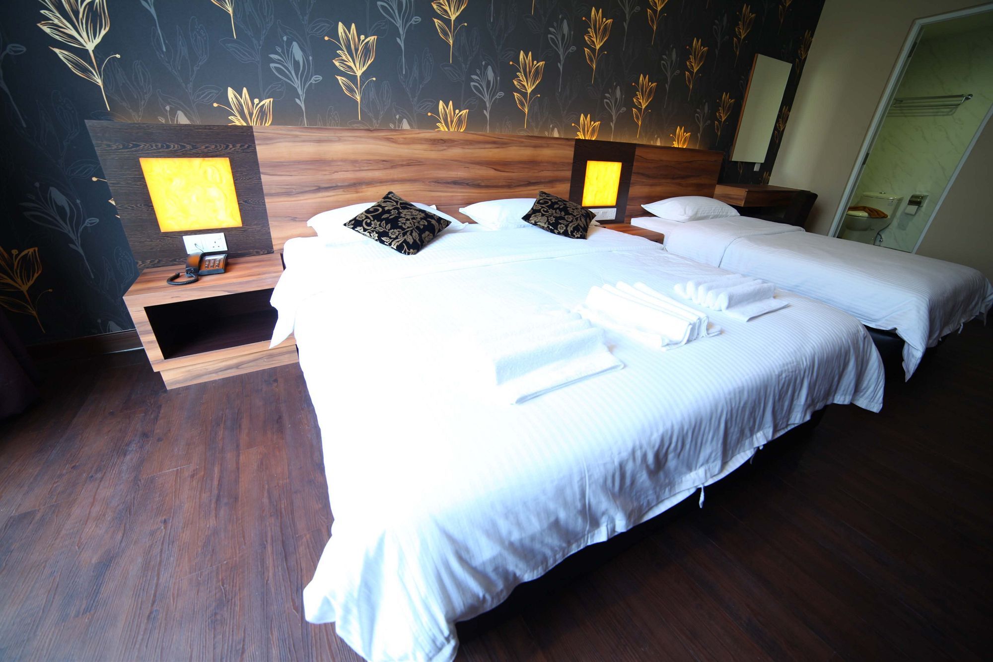 Waterfront Boutique Hotel Порт-Диксон Экстерьер фото