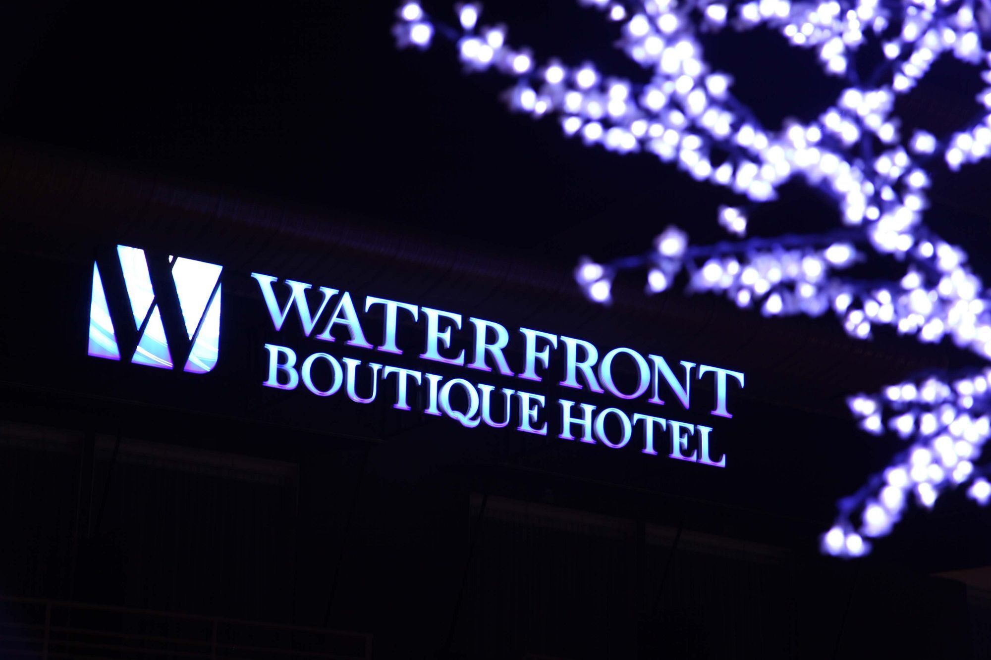 Waterfront Boutique Hotel Порт-Диксон Экстерьер фото