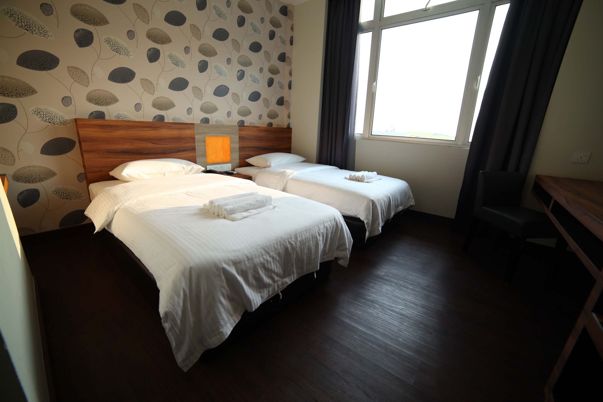 Waterfront Boutique Hotel Порт-Диксон Экстерьер фото
